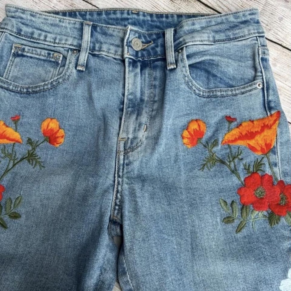 NEW Levi's Limited Edition Poppy Embroidered Jeans 26 - Picture 4 of 13